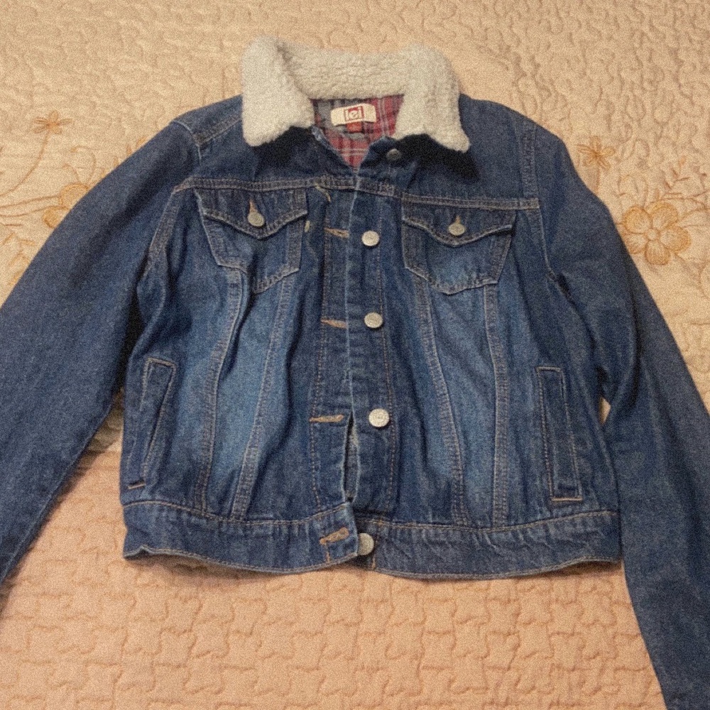 Jean jacket with fluffy collar